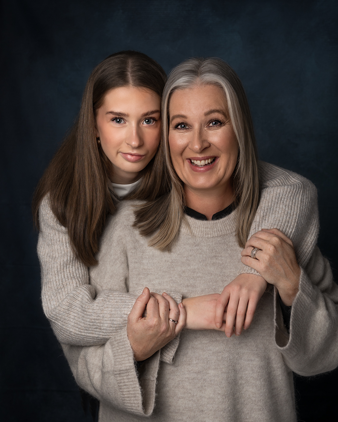 Mor og datter fra fotografering i studio